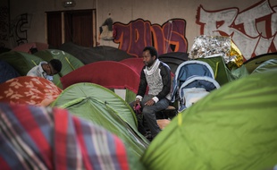 Des personnes réfugiés dans le squat du gymnase Jeanne-Bernard, à Saint-Herblain.
