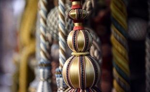 Dans la boutique du dernier artisan passementier de Paris, Yves Dorget, le 7 mars 2014