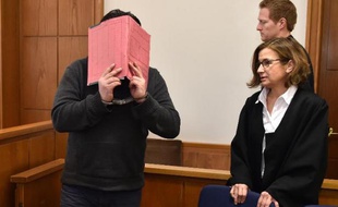 L'infirmier allemand Niels H. (g) et son avocate Ulrike Baumann (d) lors de son procès le 19 février 2015 devant le tribunal d'Oldenburg, en Allemagne