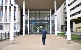 L'enseignant décédé du coronavirus est mort à l'hôpital de Creil le mardi 25 février 2020. Depuis, l'enquête pour retrouver le patient zéro et les cas contacts a été lancée.