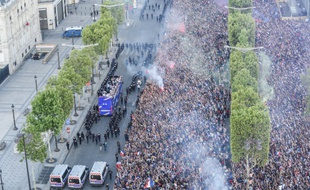 Le bus des Bleus sur les Champs-Elysées