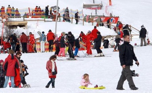 Les quatre stations de ski gérées par Altiservice dans les Pyrénées vont commencer la nouvelle saison d'hiver avec une électricité provenant entièrement de sources d'énergie renouvelables, a indiqué mardi la société du groupe GDF Suez.