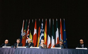 Après deux jours d'intenses négociations au Palais des Congres de Maastricht, les 12 adoptent le Traite de Maastricht le 10 décembre 1991.