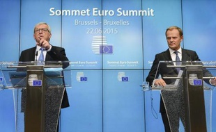 Le président de la Commission européenne Jean Claude Juncker (G) et le président du Conseil européen Donald Tusk lors d'une réunion sur la Grèce à Bruxelles, le 22 juin 2015