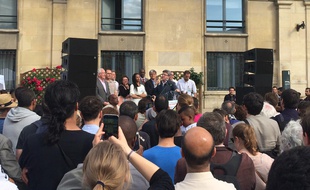 Jean-Luc Mélenchon devant la mairie de Saint-Ouen pour soutenir Eric Coquerel