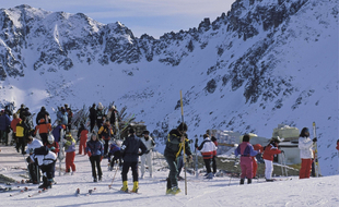 Des skieurs en Andorre. Illustration.