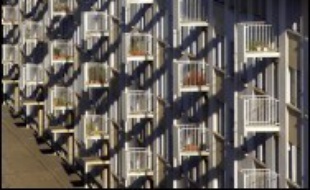 Ainsi, M. Borloo a annoncé la construction de 30 à 40.000 maisons à 100.000 euros par an, alors que cent communes ont déjà lancé des projets et que 750 sites pour les accueillir sont répertoriés.