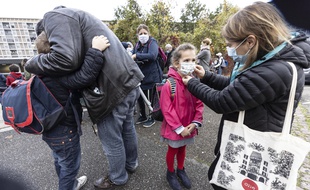 Des parents devant une école primaire à Strasbourg.
