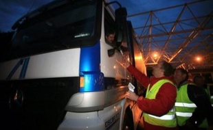 Des routiers mécontents de la hausse des prix du carburant menaient plusieurs actions lundi matin, notamment dans le Sud-Ouest, à Bordeaux, où 200 camions devaient converger vers la ville, ainsi qu'à la frontière espagnole, au Perthus, à proximité de Perpignan.