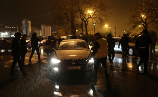 Des chauffeurs de VTC manifestent porte Maillot à Paris, le 24 novembre 2017.