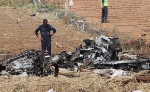 Les débris de l'un des deux avions impliqués dans l'accident.