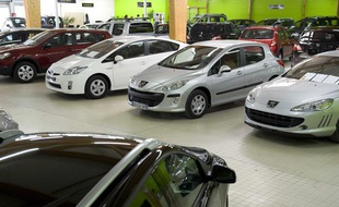 Dans une concession automobile en juin 2011.