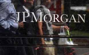 Le département américain de la Justice (DoJ) a passé un accord amiable de 13 milliards de dollars avec JPMorgan Chase pour mettre fin à ses poursuites contre la banque dans les dérivés de prêts immobiliers risqués, dits "subprime", a indiqué à l'AFP mardi une source proche du dossier.
