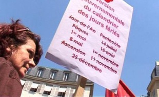 Plus d'un millier de cadres, techniciens et quelques ouvriers ont manifesté mercredi 23 juillet près du Sénat à l'appel de la CFE-CGC et l'Ugict-CGT, avant le vote d'une réforme du temps de travail jugée "archaïque, contreproductive" et "pas bonne pour les entreprises". Durée: 1mn56