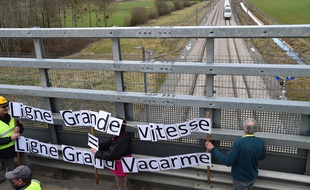 Une manifestation de riverains de la LGV Paris Rennes, le 17 mars 2019