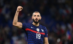 Karim Benzema s'est à de nombreuses reprises tourné mardi vers les 57.057 supporters du Parc OL, comblés de retrouver leur ancien attaquant vedette. FRANCK FIFE