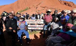 La foule au moment d’accéder à Uluru, au cœur de l'Australie.