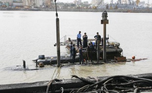 Les plongeurs ont récupéré trois corps dans le sous-marin militaire indien qui a coulé en début de semaine à Bombay (côte ouest) après une explosion, a indiqué vendredi la Marine, jugeant "improbable" qu'il y ait des survivants.