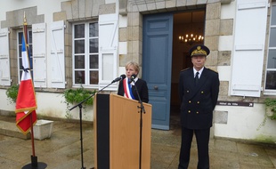 Christine Le Strat, maire de Pontivy, et Mickaël Doré, sous-préfet de Pontivy, ce lundi midi devant l'Hôtel de ville.