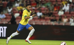 Neymar est sorti sur blessure avec la sélection brésilienne.