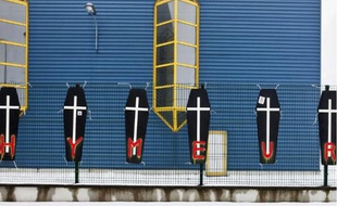 Les ouvriers avaient accroché des cercueils devant l'usine, en novembre.