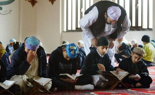 Des élèves de certaines écoles musulmanes de Grande-Bretagne se voient enseigner comment appliquer les châtiments corporels contenus dans la loi islamique de la Charia et que les juifs sont en train de monter une conspiration pour s'emparer du monde, révèle lundi un enquête de la BBC.