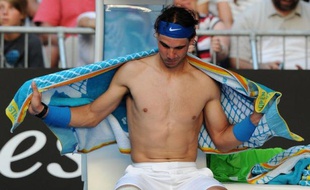 L'Espagnol Rafael Nadal, qui s'est qualifié lundi pour le deuxième tour de l'Open d'Australie, a expliqué avoir dû jouer avec le genou droit bandé après avoir ressenti une vive douleur dans l'articulation en se relevant d'une chaise.