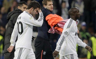 Les joueurs du Real Madrid Gonzalo Higuain (à g.) et Lassana Diarra à la fin du 8e de finale de Ligue des champions face à Lyon, le 10 mars 2010 à Santiago Bernabeu.