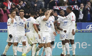 Karl Toko Ekambi est ici félicité par de nombreux partenaires, après avoir inscrit son premier but sous ses nouvelles couleurs.