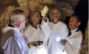 Le couple Sarkozy a visité la grotte.