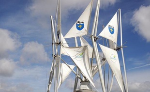 Curieux mât vertical bardé de focs qui se déploient selon la vitesse du vent, un premier prototype d'éolienne à voile a été inauguré ce weekend à Grande-Synthe (Nord), plus petite et moins chère que les éoliennes classiques.