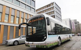 Un Bluebus électrique de Bolloré stationné devant Rennes Métropole, à l'occasion de la visite du Premier ministre Bernard Cazeneuve.
