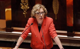 L'élargissement des cours en langue étrangère dans l'enseignement supérieur, notamment en anglais, a été adopté jeudi à l'Assemblée nationale, avec quelques garde-fous, ainsi que des mesures encadrant les stages étudiants pour éviter "les abus".