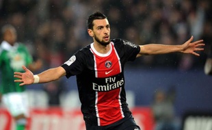 Le Paris SG est revenu à trois points du leader Montpellier mercredi en battant Saint-Etienne (2-0), relançant ainsi le suspense en L1, d'autant que l'a également emporté, alors que Lyon, qui a fessé Valenciennes (4-1), s'accroche encore à un mince espoir de C1.