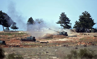 L'artillerie turque tire vers le nord de la Syrie depuis la frontière turco-syrienne, le 16 février 2016.