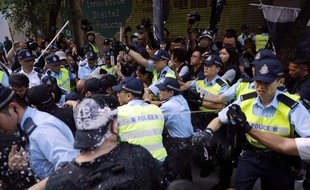 La police sépare des manifestants anti-gouvernement et pro-Chine à Hong Kong, le 1er octobre 2019.