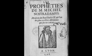 Un livre ancien traitant de Nostradamus.