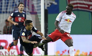 Jean-Kevin Augustin en duel avec Thiago Alcantara.