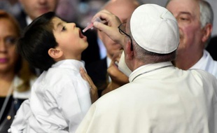 Le pape François donne un médicament à un enfant dans un hôpital pédiatrique de Mexico, le 14 février 2016