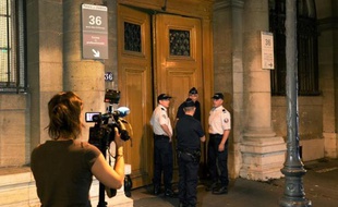 Des journalistes le 31 juillet 2014 devant le 36 Quai des Orfèvres, siège de la police judiciaire parisienne