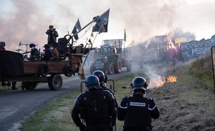 A Mauzé-sur-le-Mignon, des incidents ont éclaté pendant la manifestation contre les projets de bassins artificiels d'irrigation.
