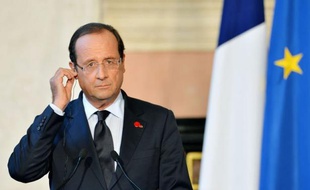 French President Francois Hollande prepares for a news conference with Italian Prime Minister Mario Monti ( not seen ) on September 4, 2012 at the end of their meeting at the Villa Madama in Rome. Monti is hosting Hollande in the latest round of shuttle diplomacy talks over the debt crisis ahead of the September 6 European Central Bank policy meeting. AFP PHOTO / ANDREAS SOLARO