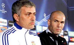 Zinédine Zidane à côté de José Mourinho, le 21 février 2011, à Lyon.