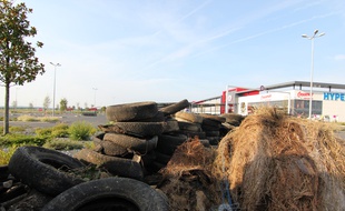 Des agriculteurs avaient déposé du fumier et des pneus devant l'Hyper U de Châteaugiron le 11 juin 2015.