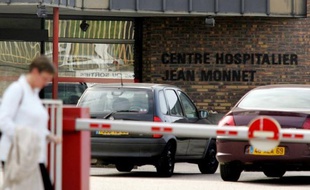 Le procès du plus grave accident de radiothérapie survenu en France, à l'hôpital d'Epinal, où des centaines de patients ont été surirradiés entre 2001 et 2006, débute lundi à Paris pour juger sept prévenus dont deux médecins, un radiophysicien et des cadres de santé publique.