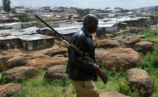 Un ranger du Service kényan de la faune sauvage patrouille avec un fusil hypodermique le 19 février 2016 à Nairobi