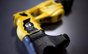 Les policiers municipaux, qui sont désormais autorisés à s'équiper du pistolet à impulsions électriques (PIE) Taser, devront tirer chaque année "au moins" quatre cartouches lors de leur entraînement, selon un arrêté du ministère de l'Intérieur paru mardi au Journal officiel.