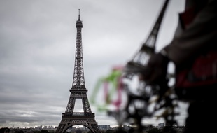 Un vendeur de souvenirs devant la tour Eiffel.
