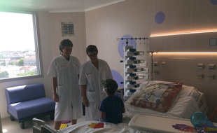 Le petit Axel a visité les chambres en présence de la cadre de santé et de la chef de service d'onco-hématologie pédiatrique.