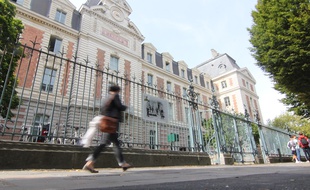 La façade du lycée Zola, à Rennes, où s'est tenu le procès en révision du capitaine Dreyfus en 1899.